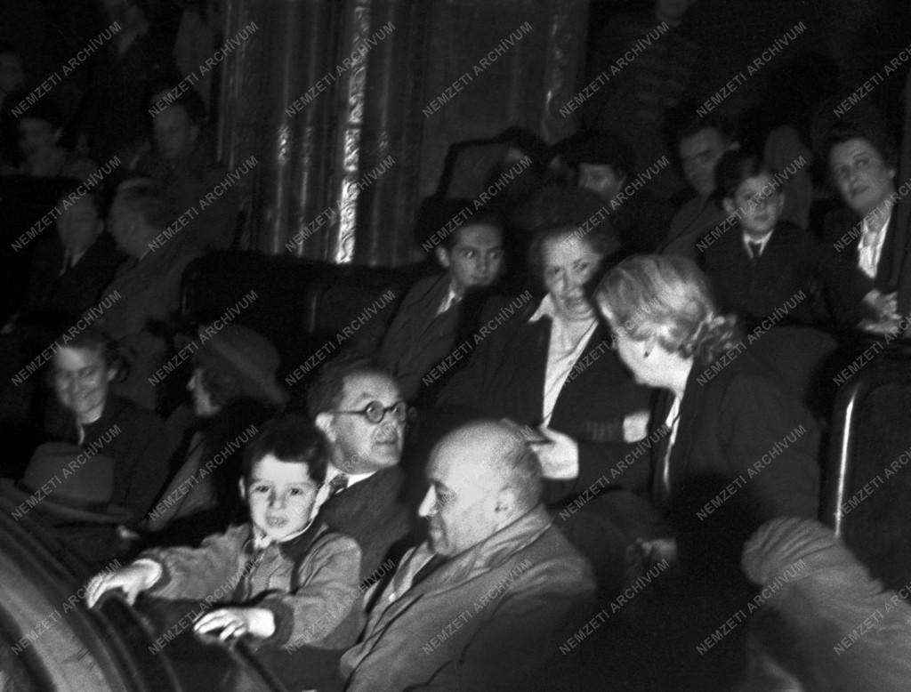 Történelem - Lenin-ünnepség az Uránia moziban