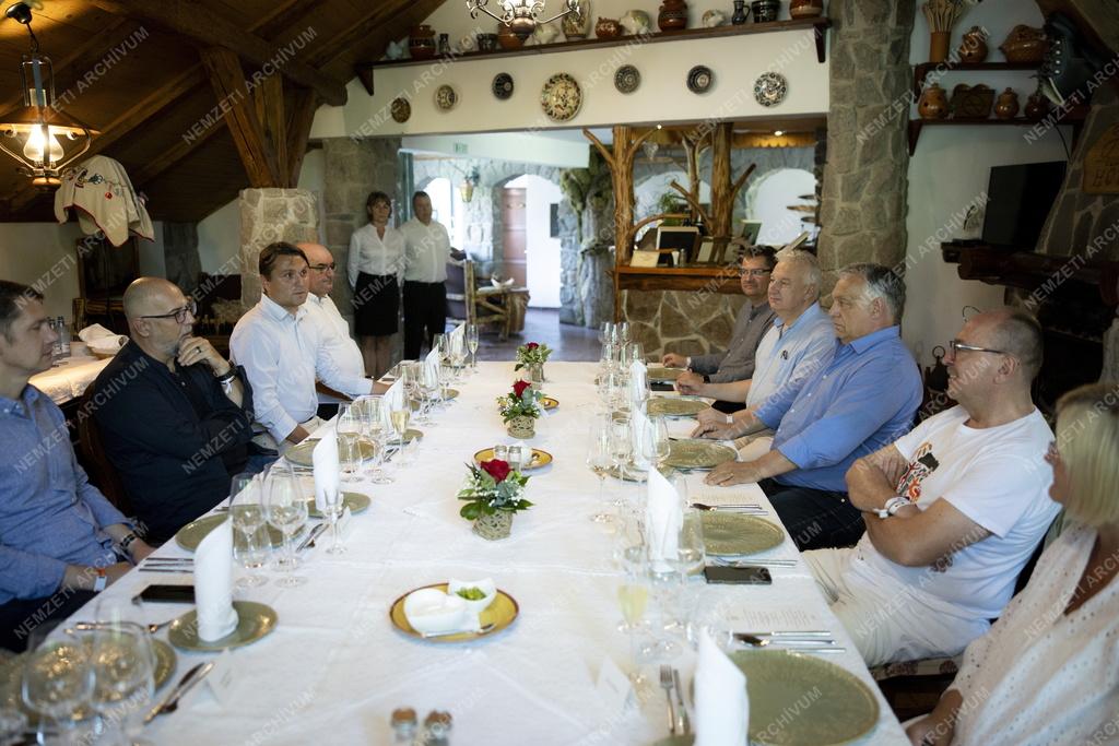 Tusványos - Orbán Viktor a határon túli magyar közösségek képviselőivel tárgyalt Tusnádfürdőn