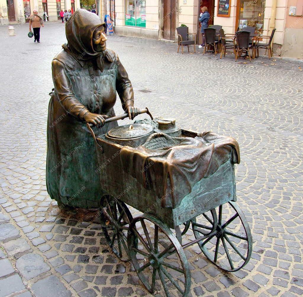 Köztéri szobor - Székesfehérvár - Kati néni, a fertályos kofa