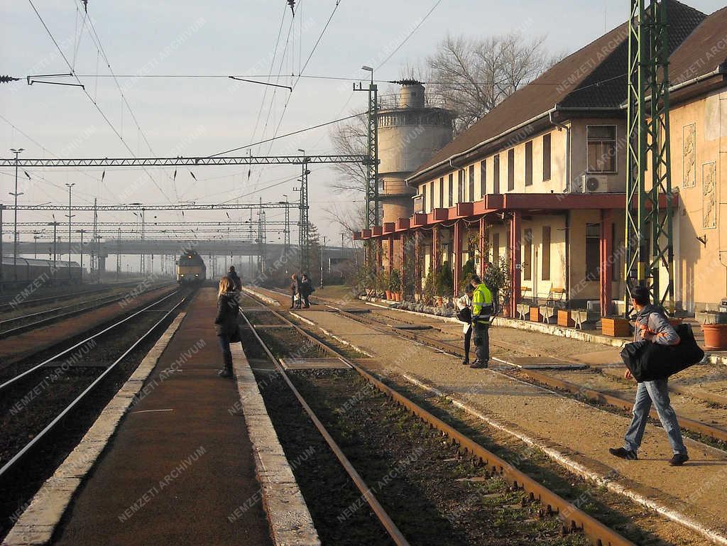 Közlekedés - Várpalota - A város vasútállomása