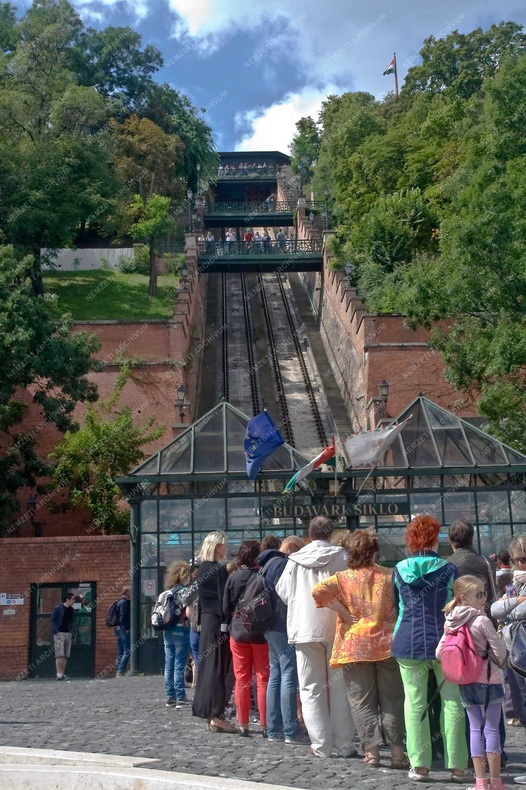 Idegenforgalom - Budapest - Turisták a Budavári Sikló előtt