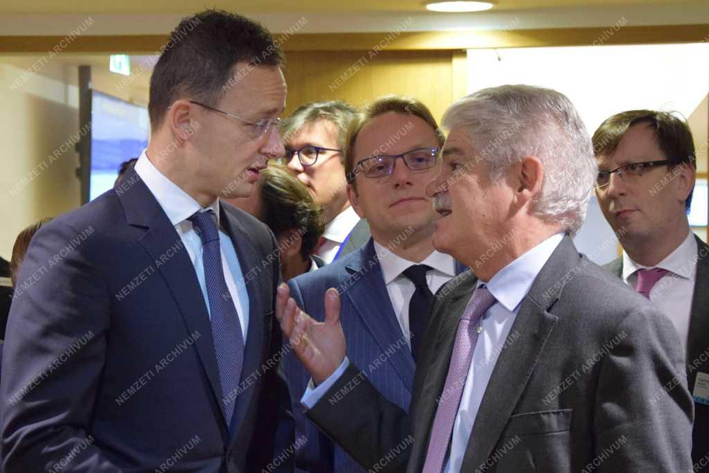 Szijjártó Péter az EU külügy- és védelmi miniszteri tanácskozásán