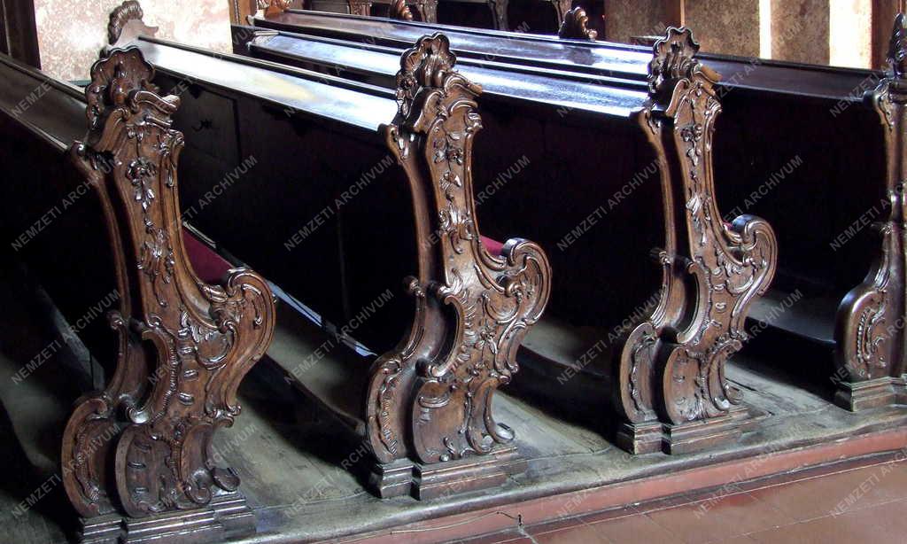 Egyházi épület - A győri székesegyház díszes padjai