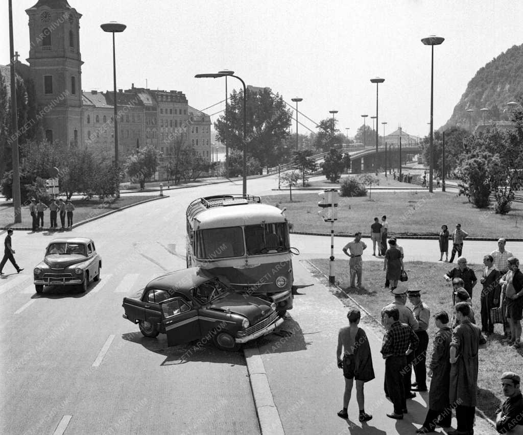 Baleset - Személyautó és autóbusz ütközött a fővárosi Szarvas térnél