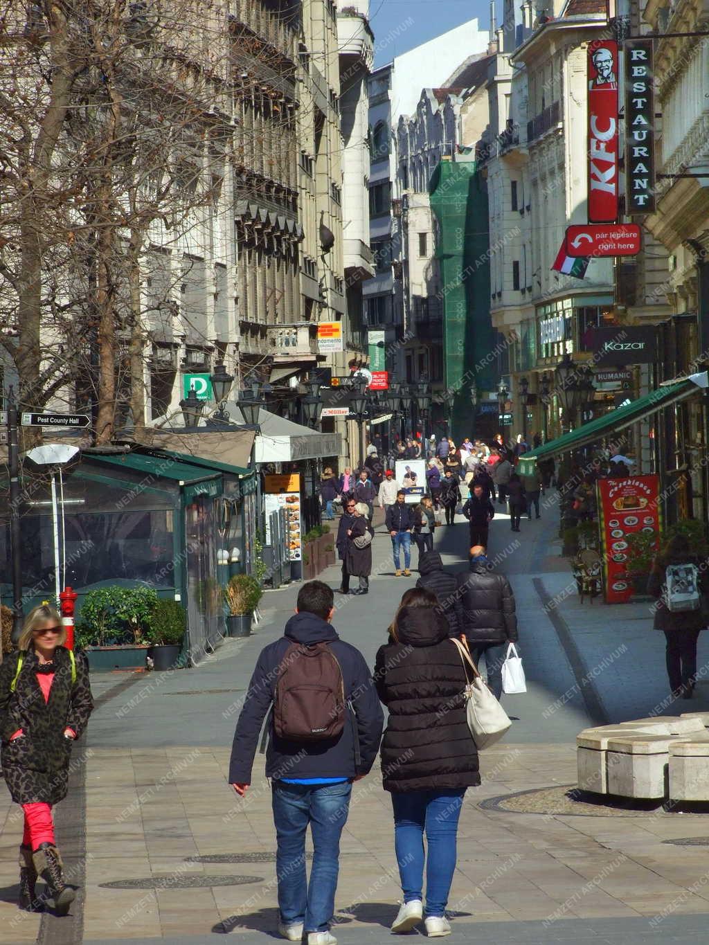 Városkép - Budapest - Turisták a Váci utcában