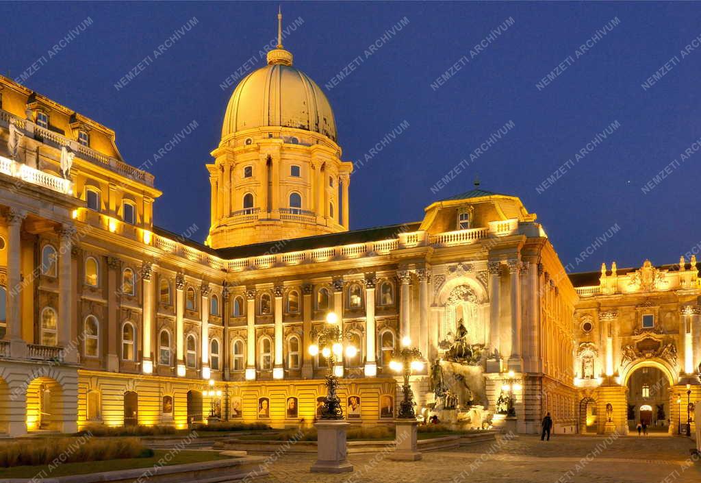 A Budavári Palota esti kivilágításban