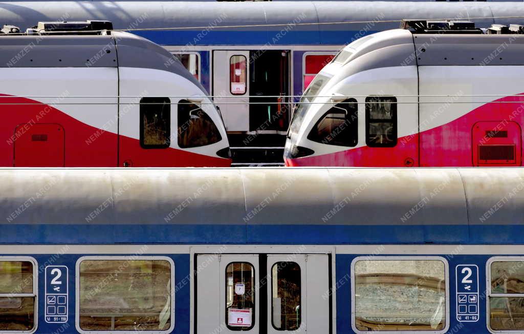 Közlekedés - Budapest - Vonatok a Déli pályaudvar rendezőterén