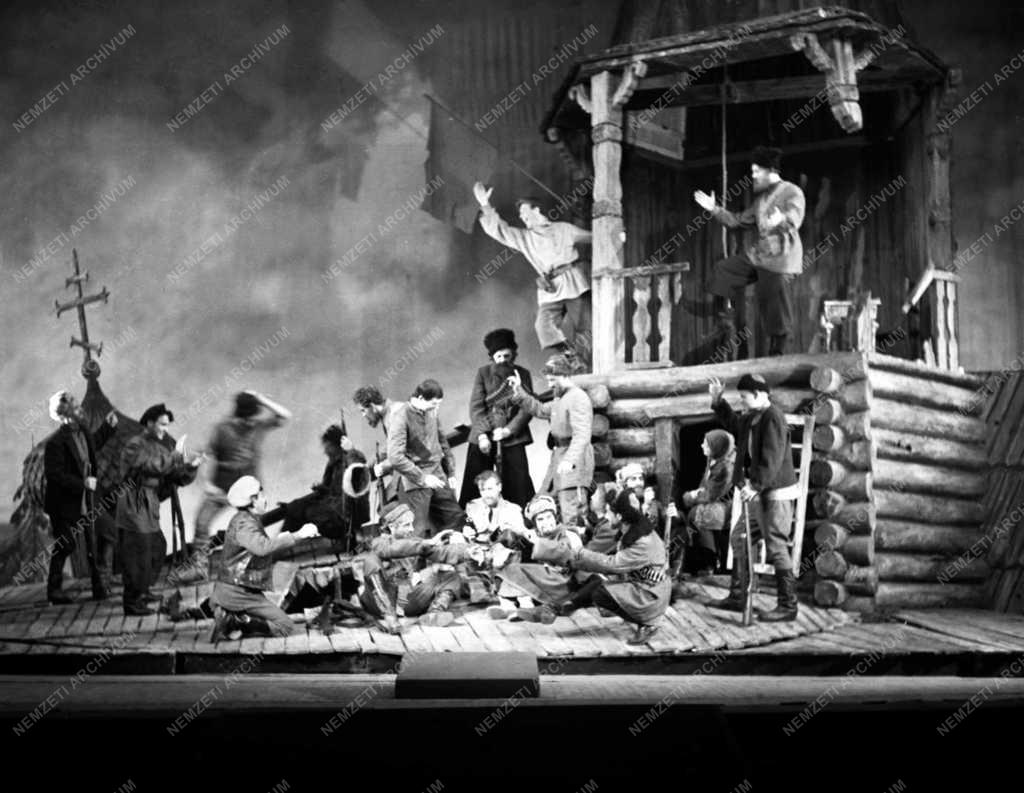 Páncélvonat - bemutató az Ifjúsági Színházban