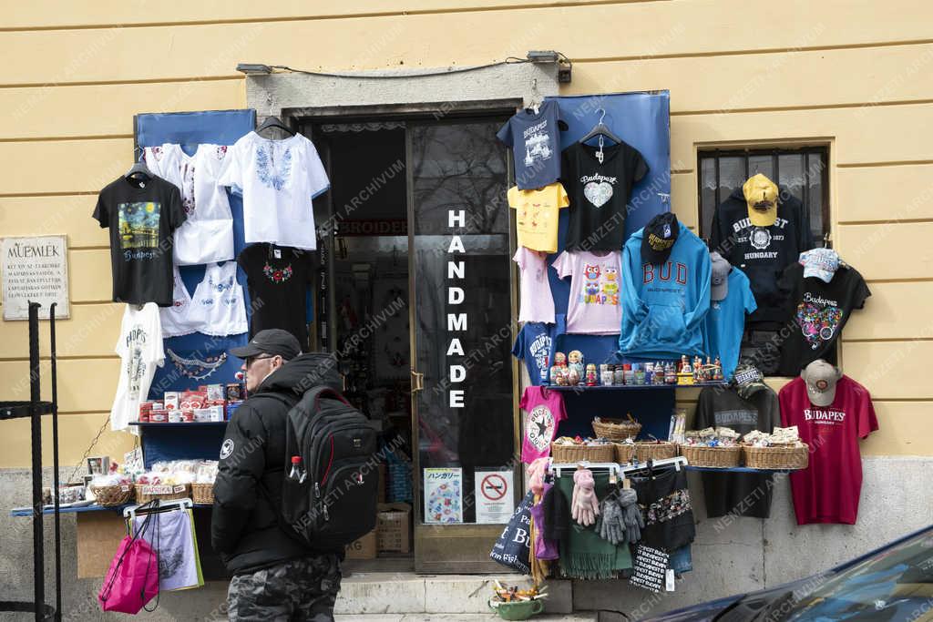 Turizmus - Budapest - Ajándékbolt a Budai Várban