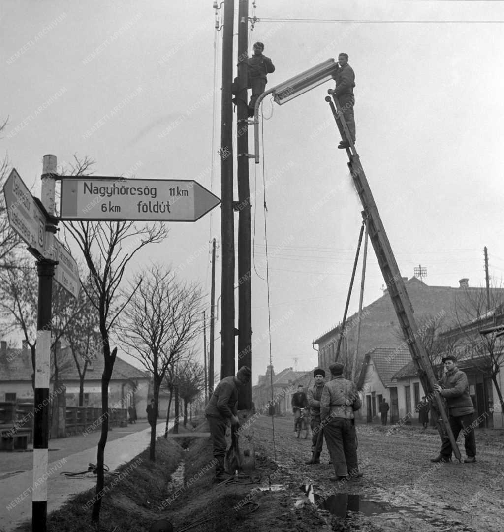 Közmű - Fénycsővilágítás Sárbogárdon