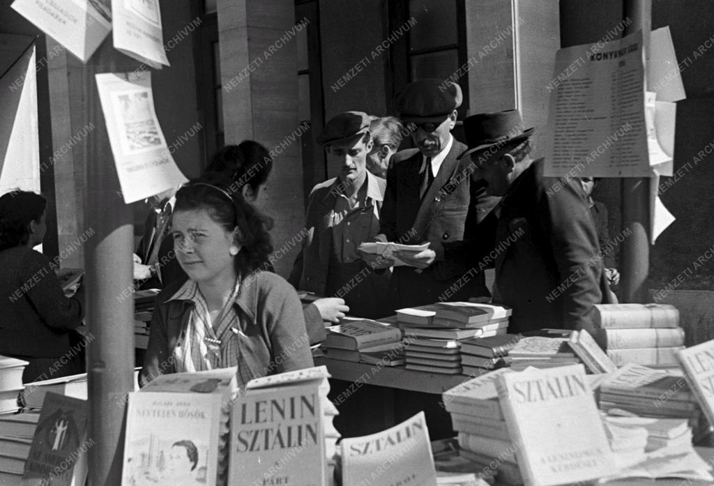 Kultúra - Könyvnap a Rákosi Művek előtt