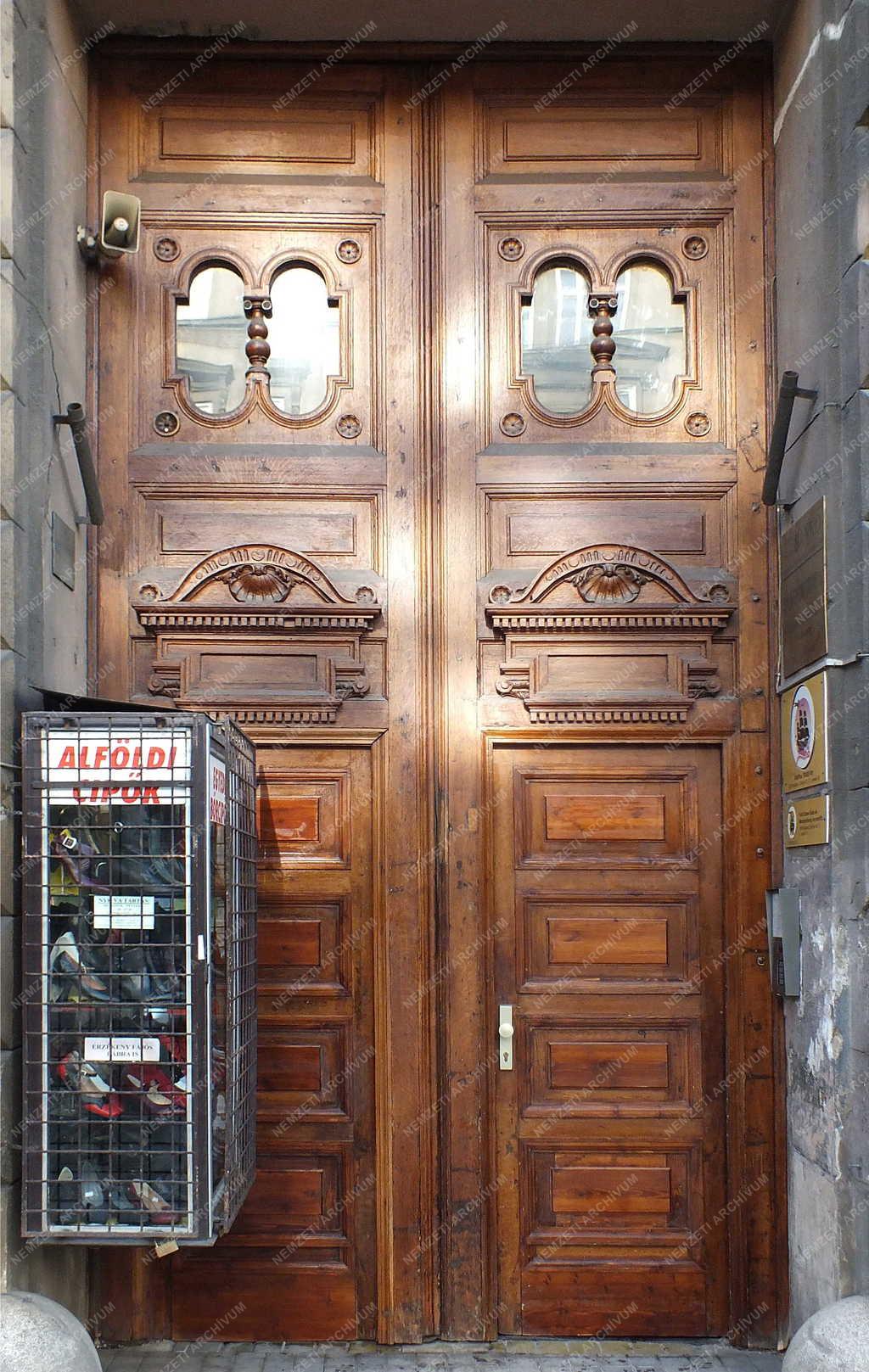 Tárgy - Budapest - Felújított díszes kapu