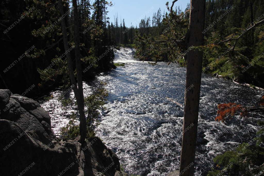 Tájkép - Yellowstone - A Lewis-vízesés a Lewis folyón