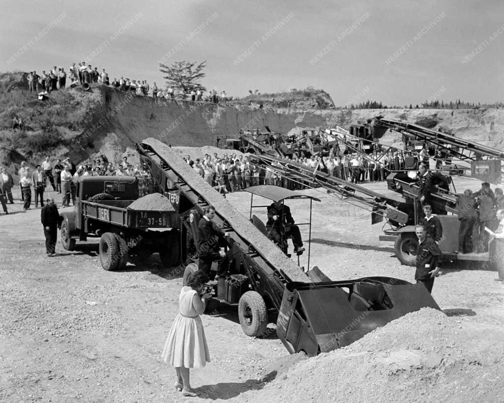 Közlekedés - Szállítás - Rakodás-gépesítési bemutató