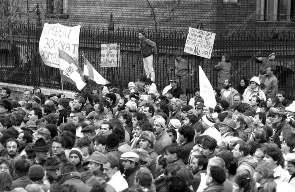 Demonstráció - Tüntetés a román nagykövetség előtt