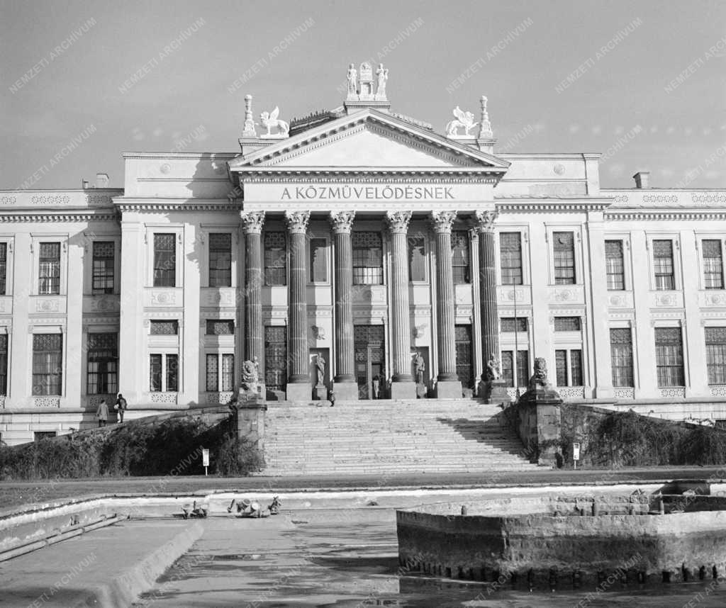 Rekonstrukció - Megújult a Móra Ferenc Múzeum oromzata