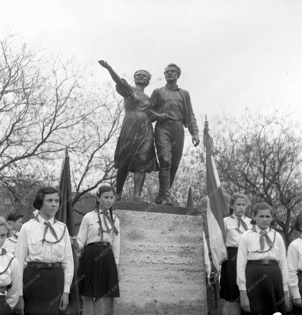 Kultúra - Szobrászat - Gyenes Tamás: Magyar vendég a kolhozb