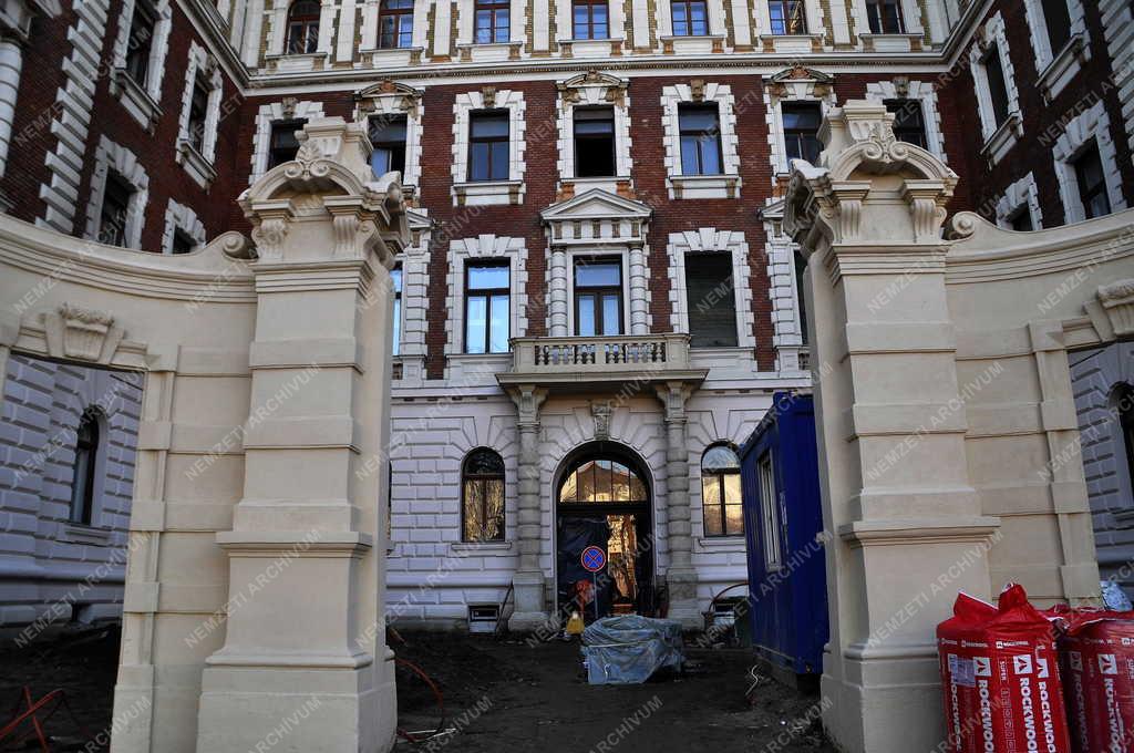 Városkép - Budapest - Megújult a korábban leégett Kodály köröndi palota