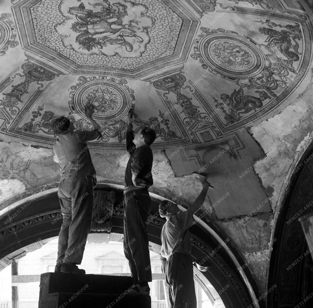 Kultúra - Műemlékvédelem - Restaurálják az Operaház freskóit