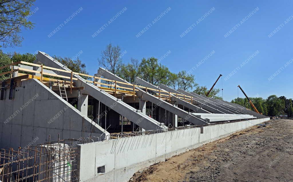 Sportlétesítmény - Debrecen - Épül a Nagyerdei Stadion 