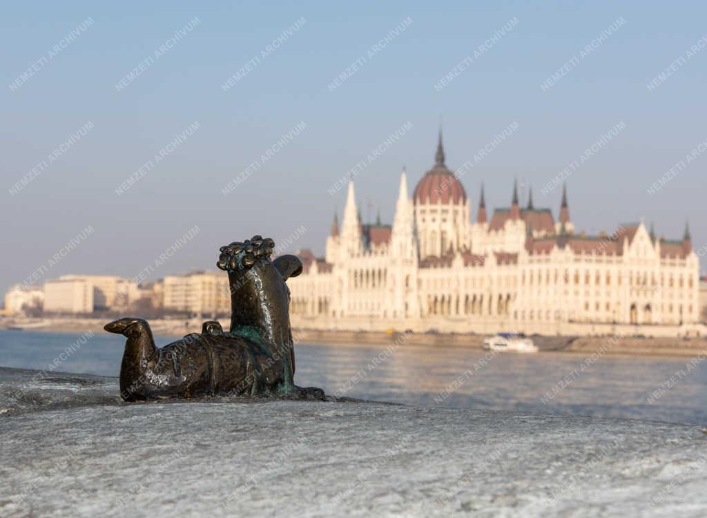 Városkép - Budapest - Főkukac miniszobor