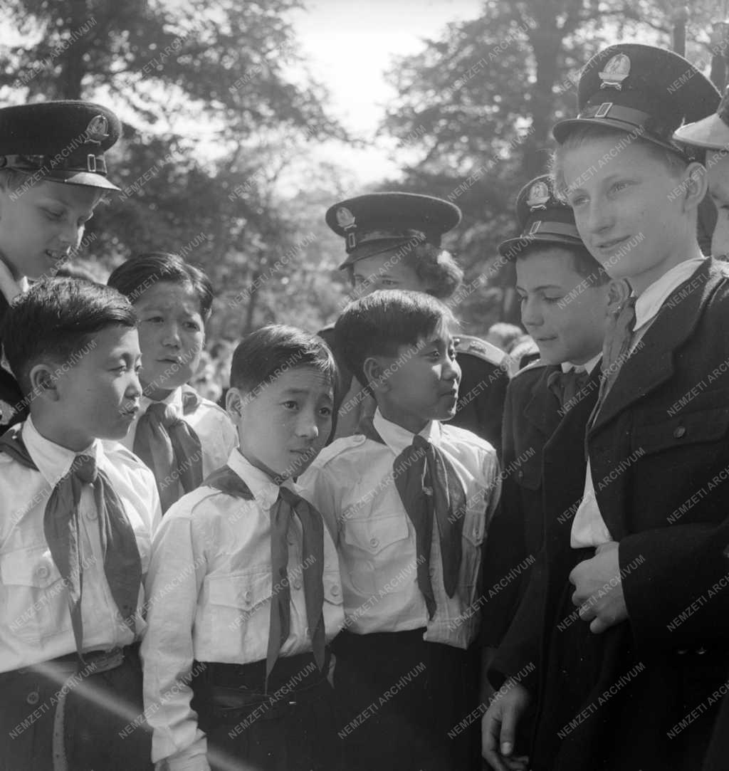 Ünnep - Május 1. - Magyar és koreai úttörők a Városligetben