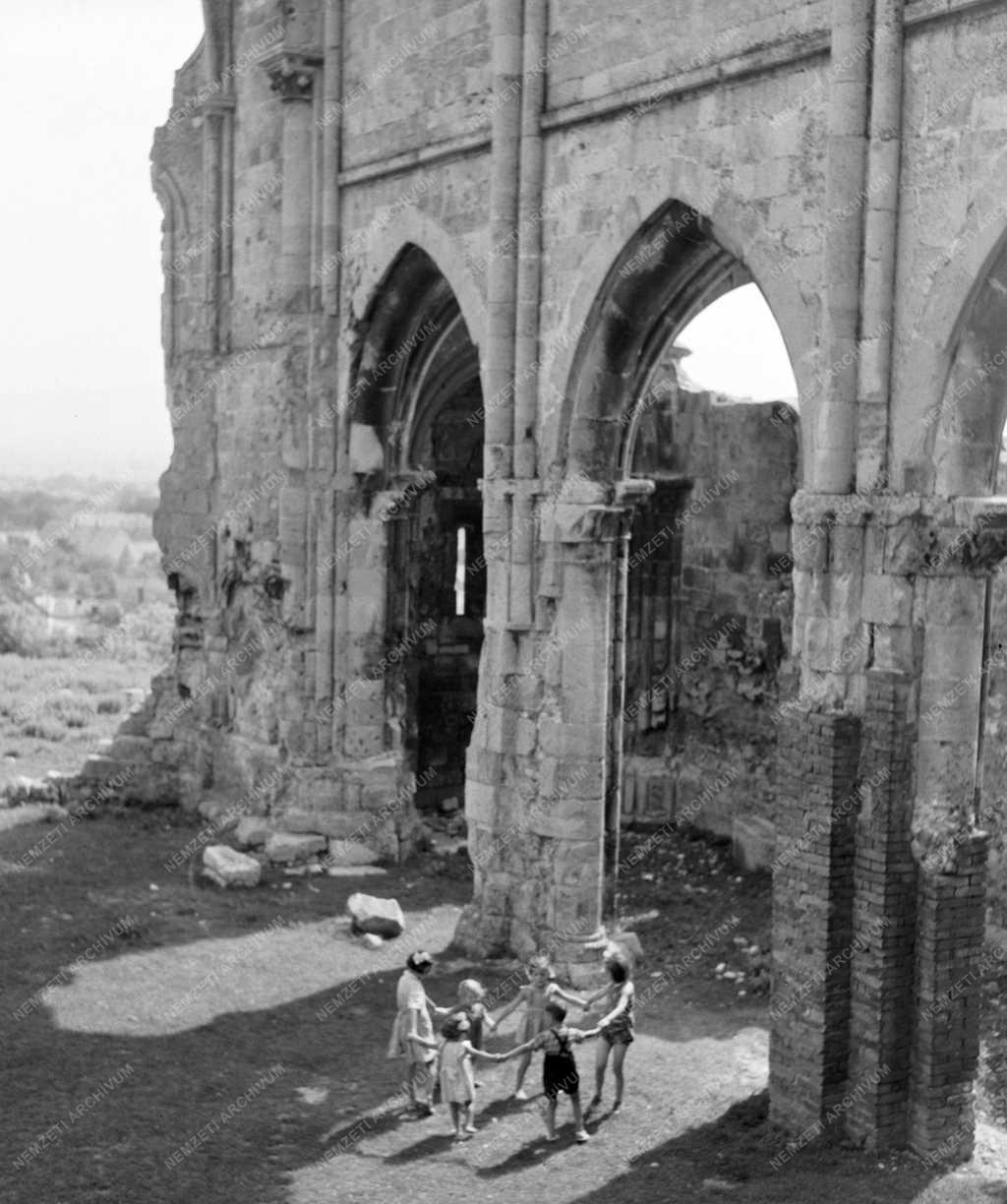 Műemlék - A zsámbéki templomrom