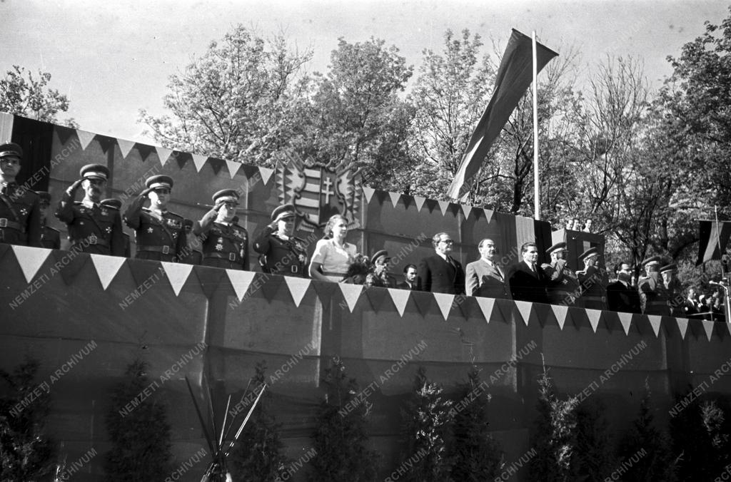 Honvédelem - Tisztek avatása a Kossuth Akadémián