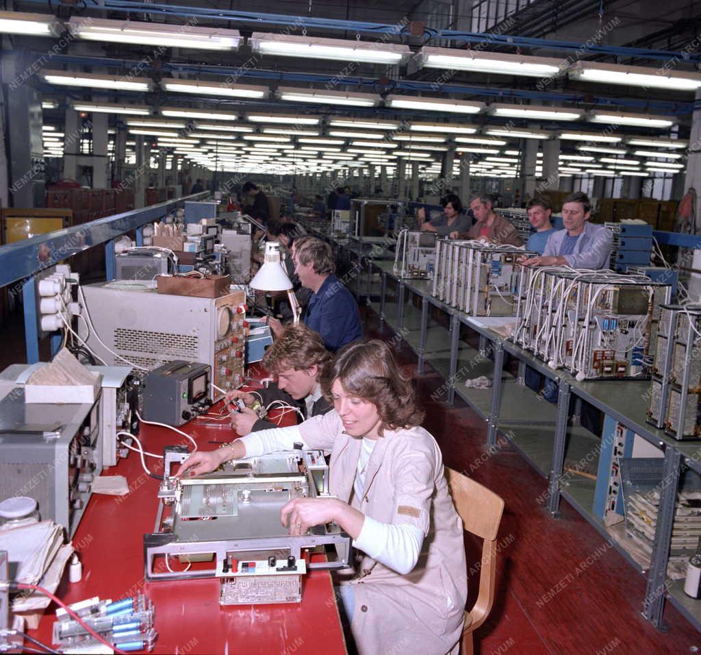 Ipar - Az Elektronikus Mérőműszerek Gyárában
