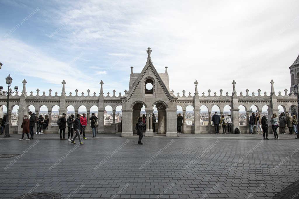 Idegenforgalom - Budapest - Turisták a Budai Várban
