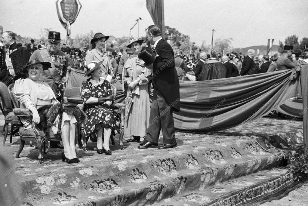 Történelem - Horthy Miklósné a vitézi avatás előtt 