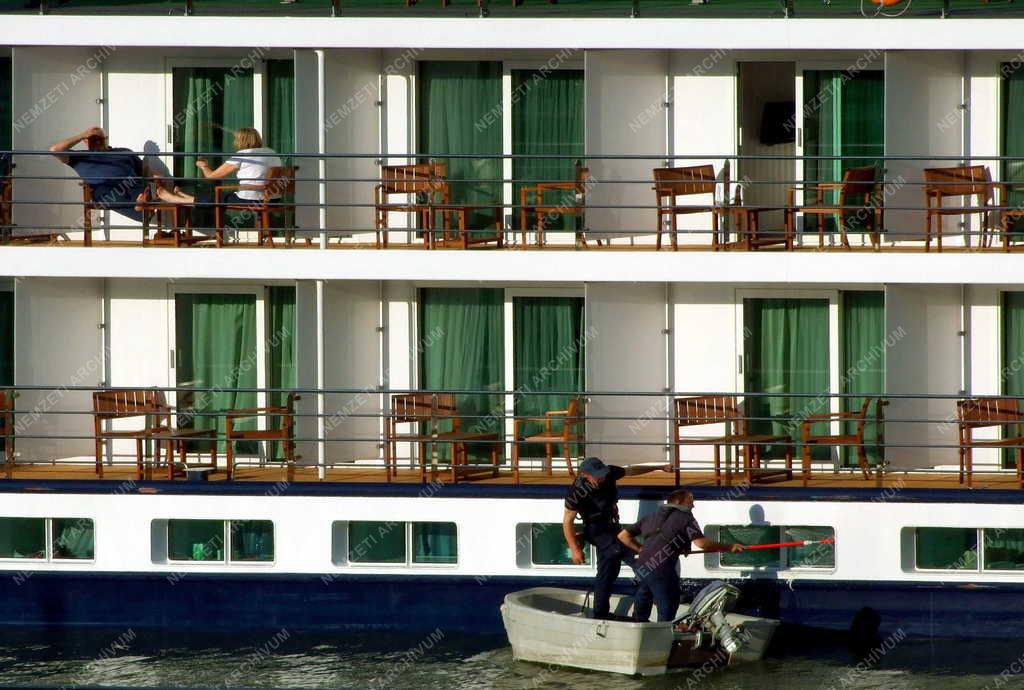 Budapest - Szállodahajó a Dunán 