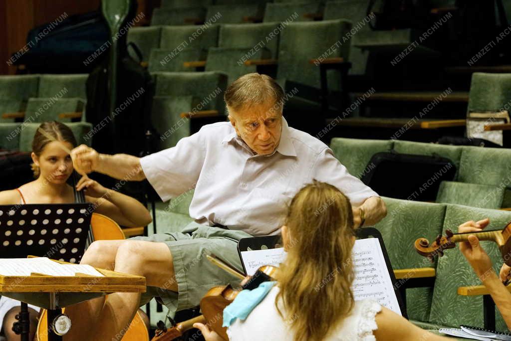 Kultúra - Debrecen - Próbál a Kodály Zoltán Ifjúsági Világzenekar 