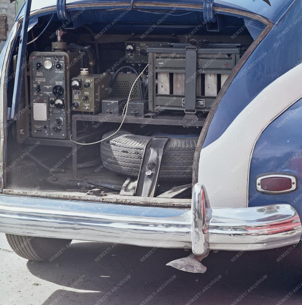 Közbiztonság - Távközlés - URH-rádió rendőrségi gépkocsiban