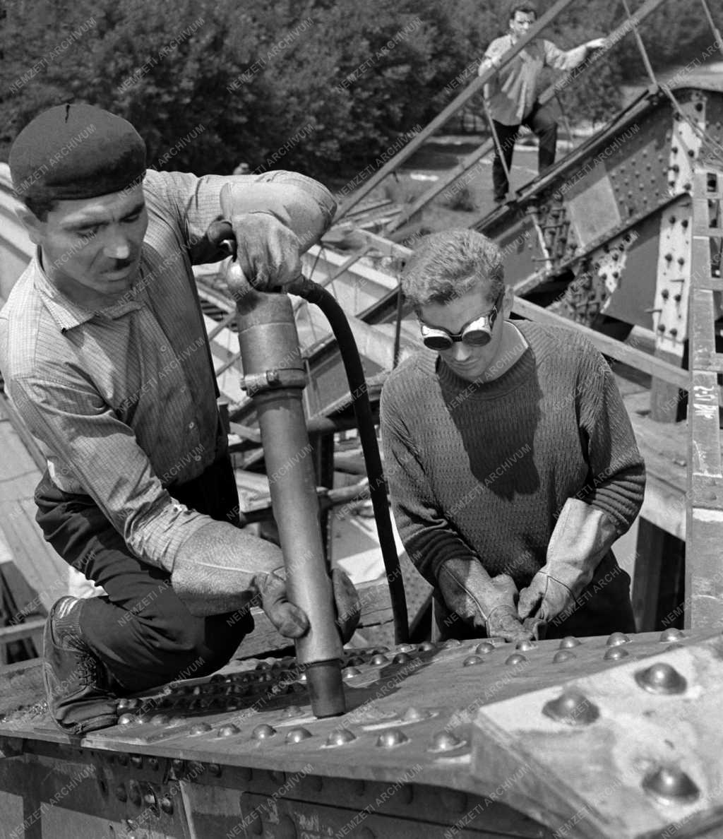 Közlekedés - Kétvágányú vasúti híd épül a Rába folyó felett Győrnél 