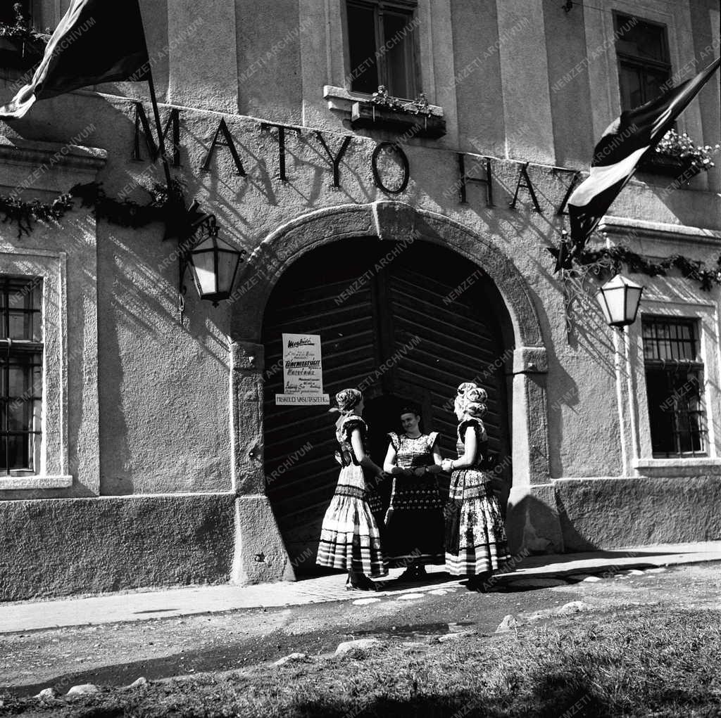 Városok - Mezőkövesd - Lányok népviseletben a Matyó Ház előtt