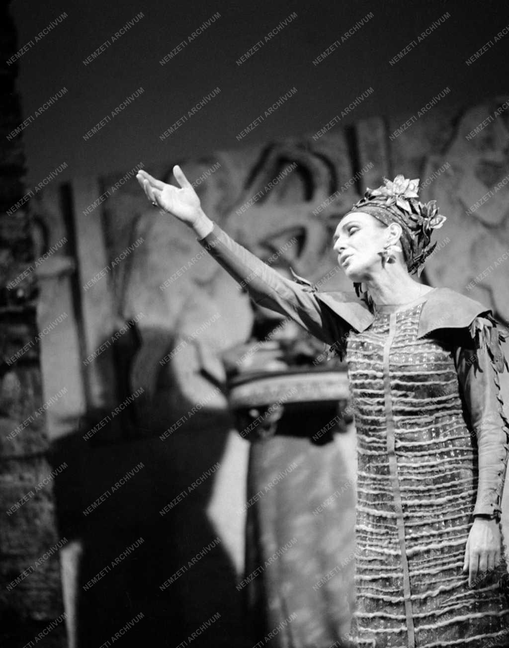 A Madách Színház november 20-án mutatja be Szophoklész: Oidipusz király című drámáját.