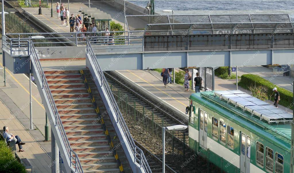Közlekedés - Budapest - A csepeli HÉV állomása a Rákóczi hídnál