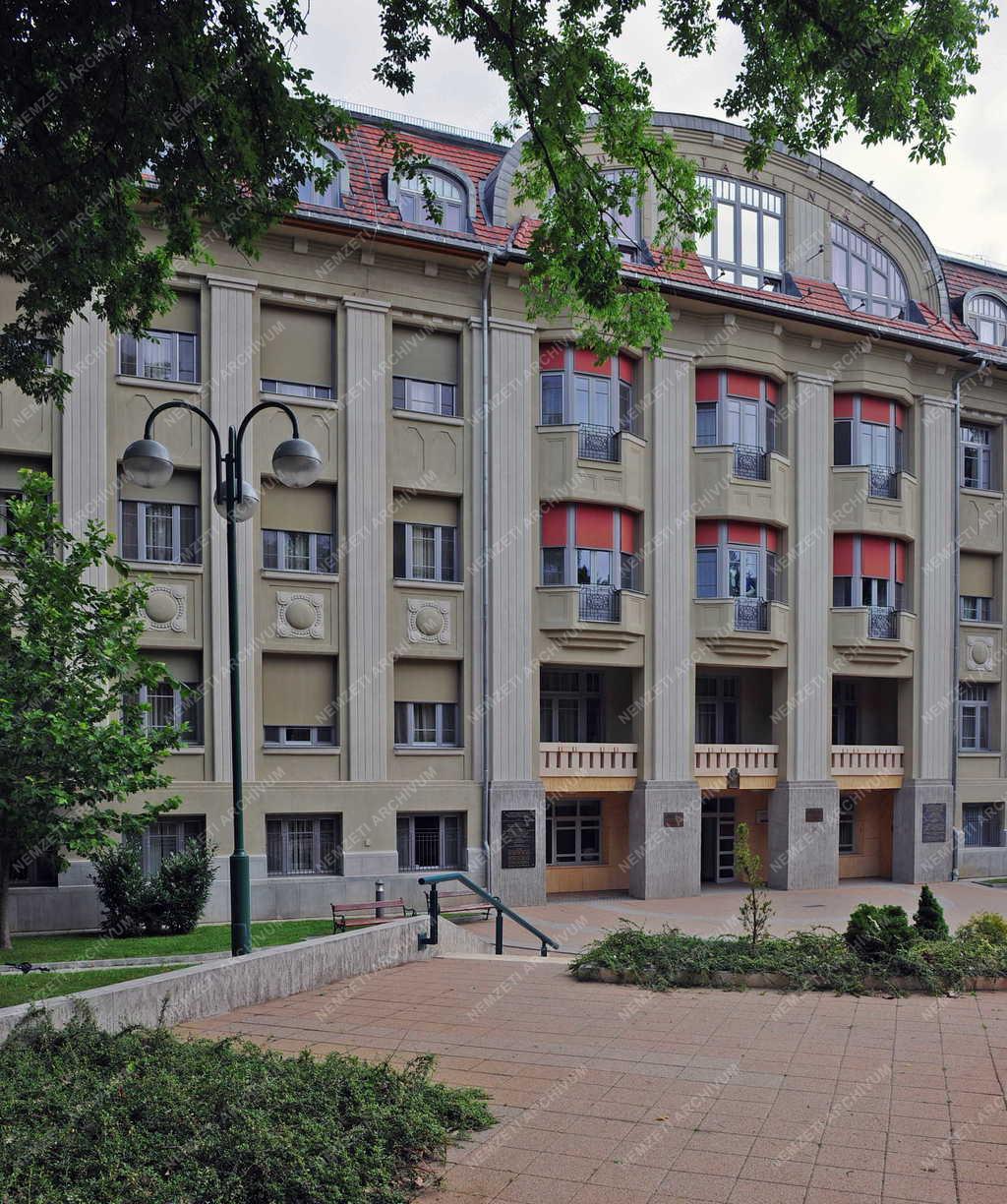 Egészségügy - Debrecen - A Kardiológiai Intézet épülete