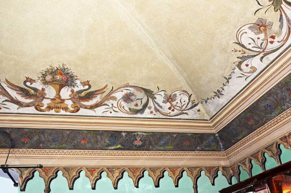 Gyula - A Százéves Cukrászda belső 