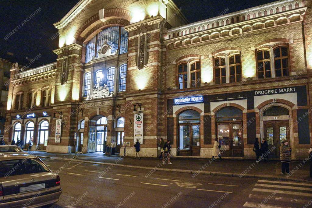  Kereskedelem - Budapest - Esti kivilágításban a Batthyány téri vásárcsarnok