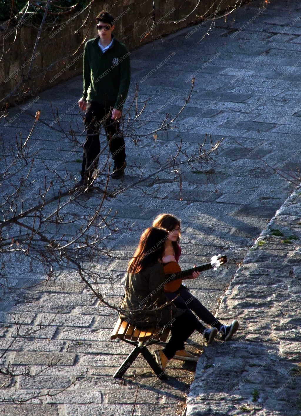 Szórakozás - Zenélő diákok