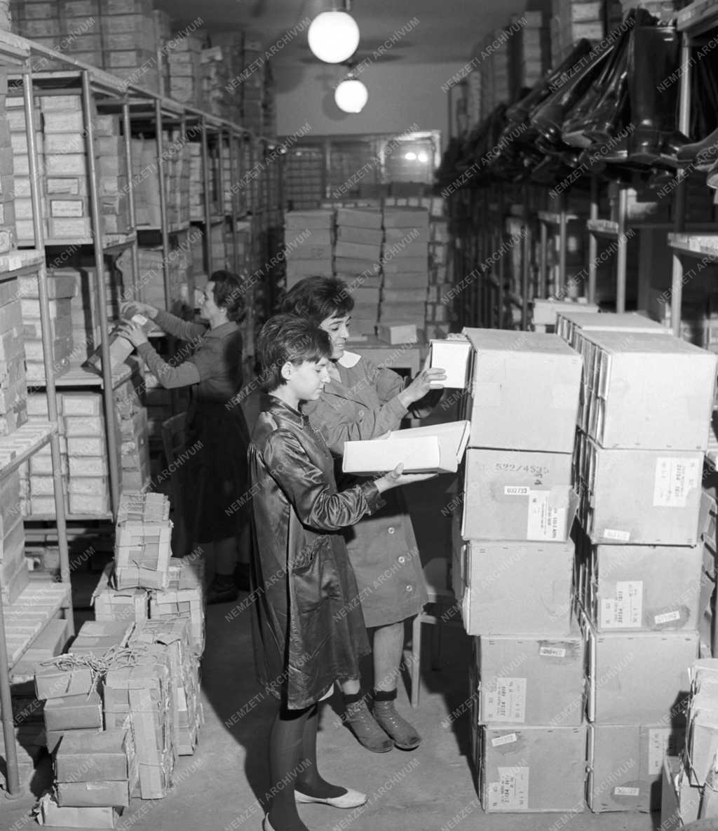 Kereskedelem - Cipőáruház nyílt a fővárosi Baross téren