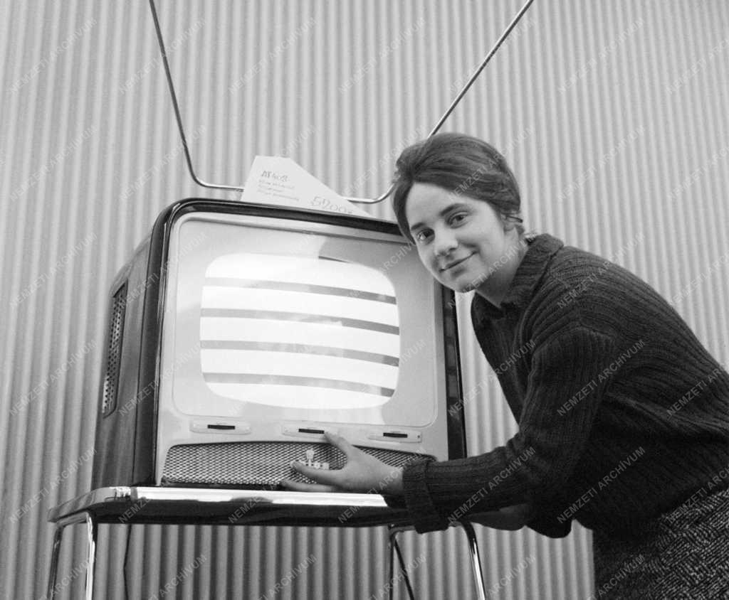 Kereskedelem - Rádió és televízió mintabolt a nyílt a Lenin körúton