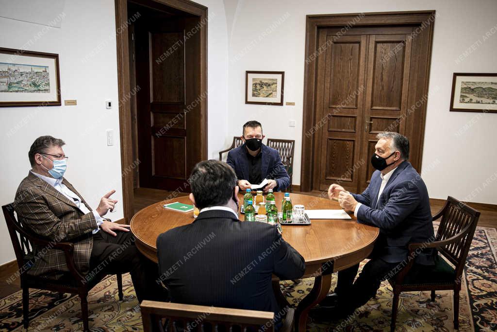 Koronavírus - Orbán Viktor a gazdasági kamara elnökével tárgyalt