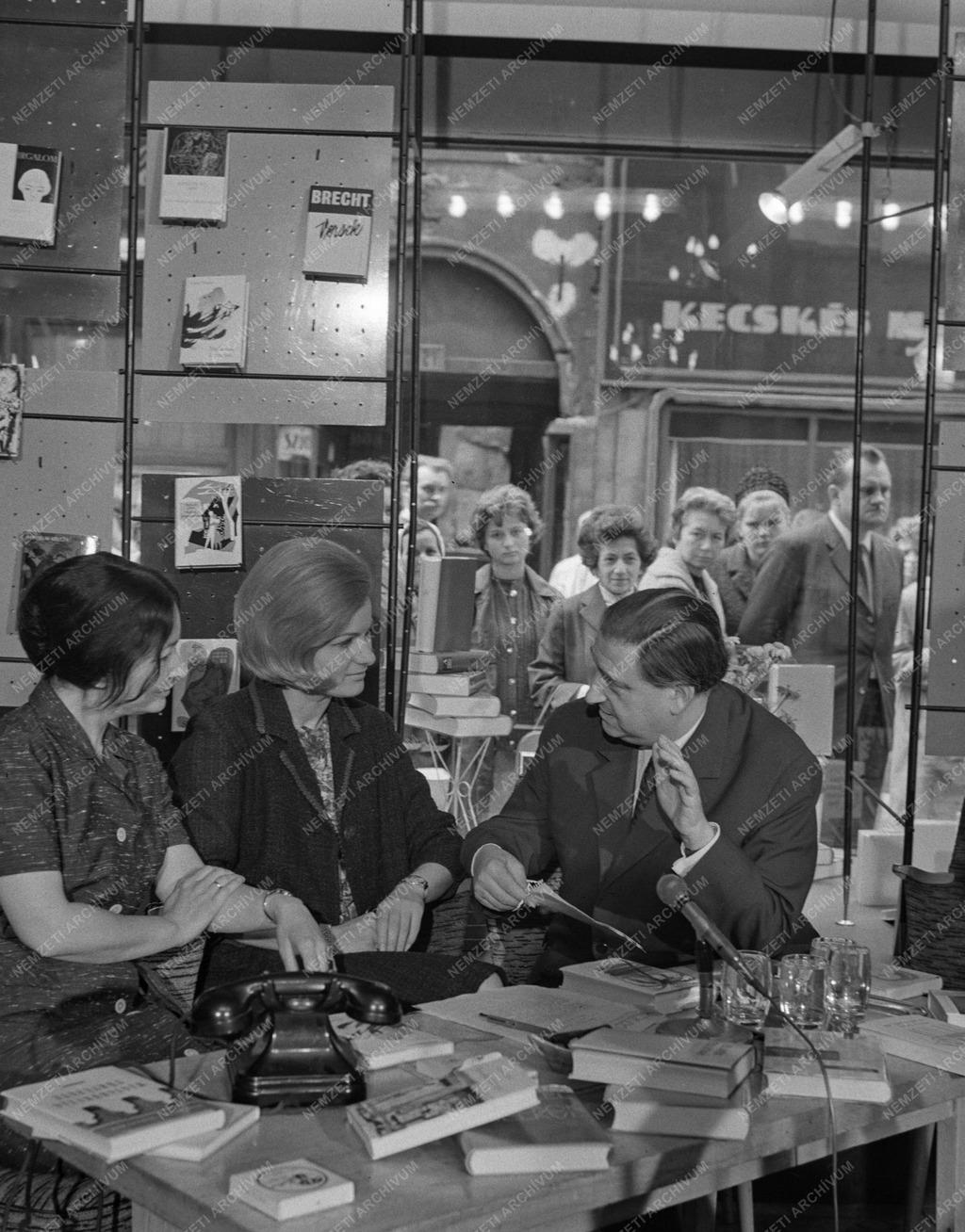Kultúra - Ünnepi könyvhét a Váci utcában 