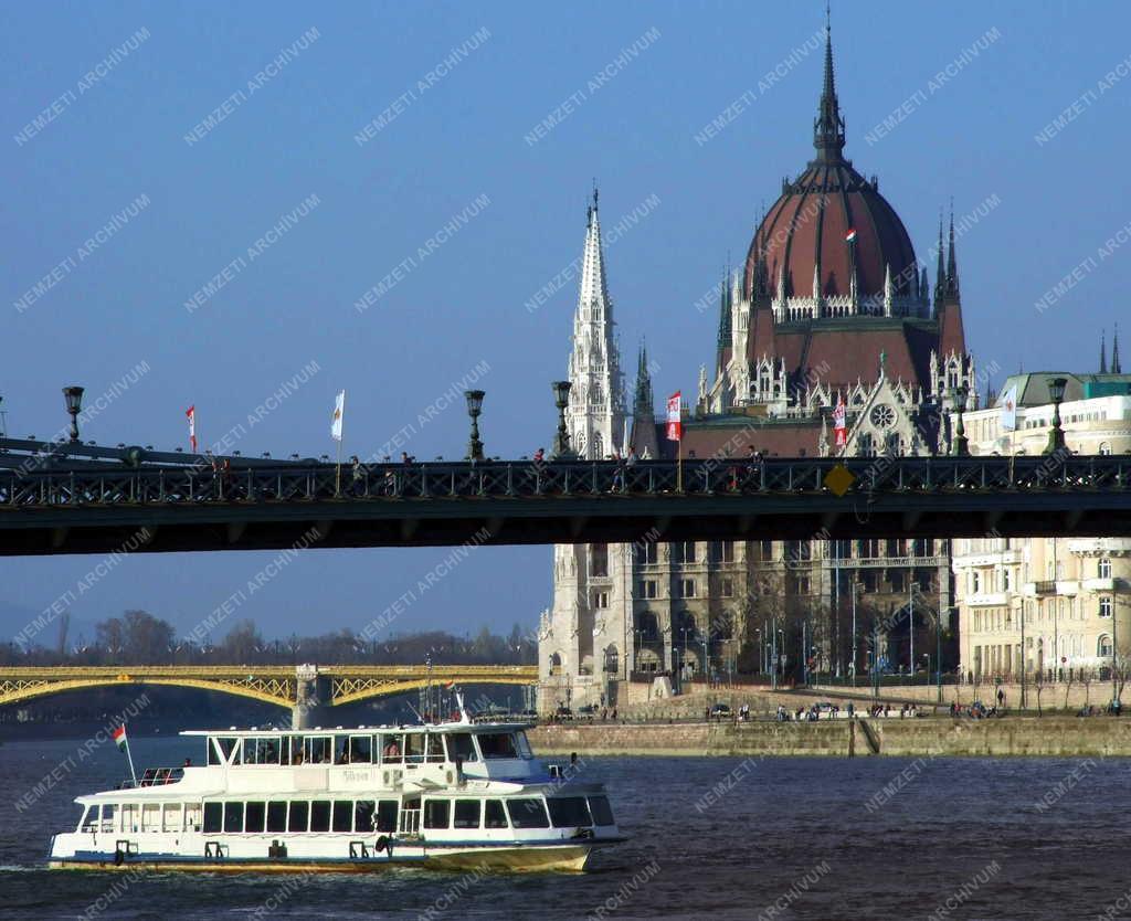Budapest - Sétahajó a Lánchídnál 
