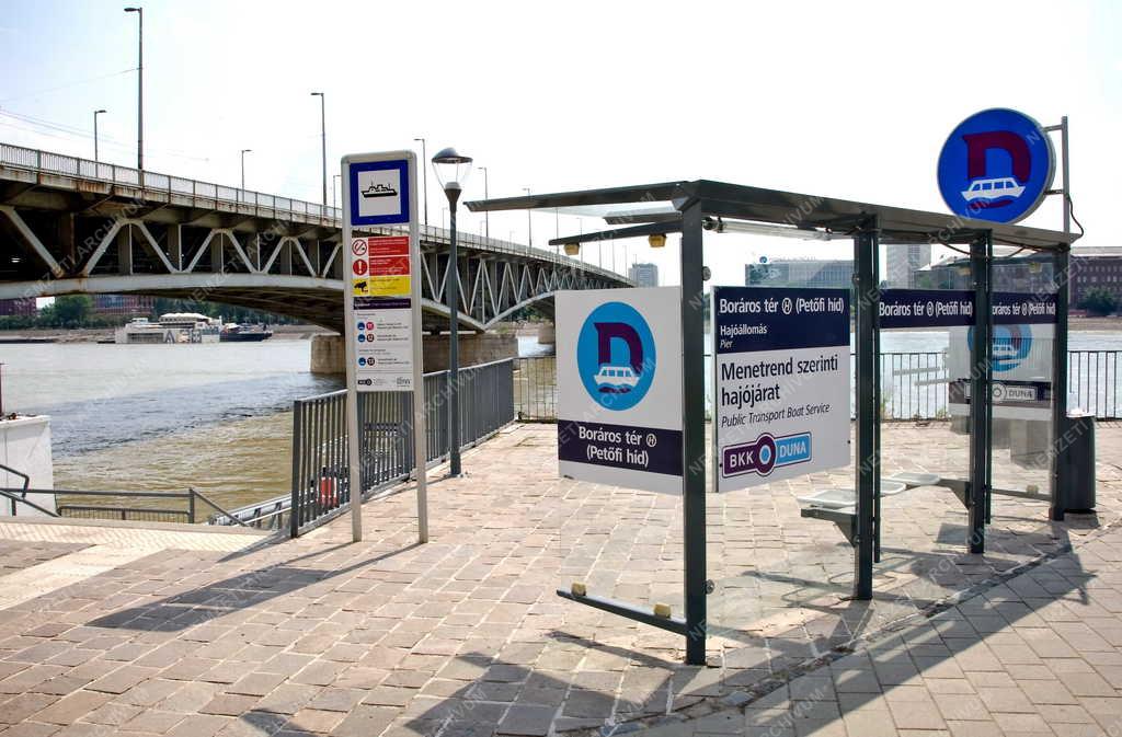 Vízi közlekedés  - A BKV és a BKK Boráros téri hajóállomása