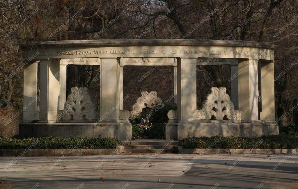 Temető - Jókai Mór nyughelye a Fiumei úti Nemzeti Sírkertben