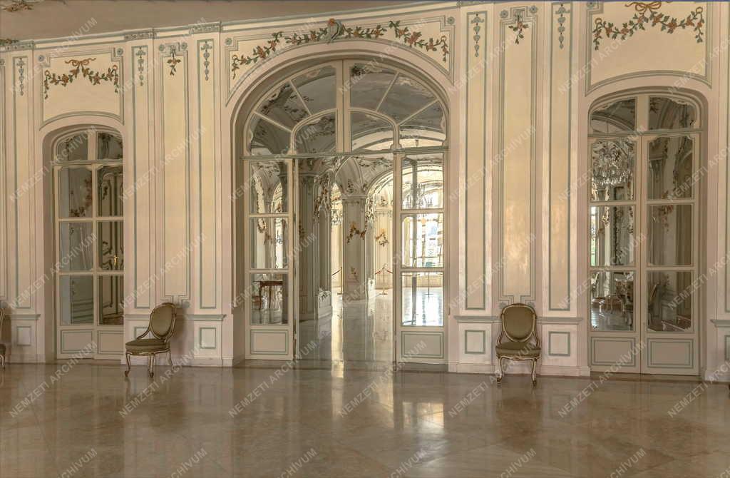 Épület - Fertőd - Az Esterházy-kastély fogadótermének bejárata